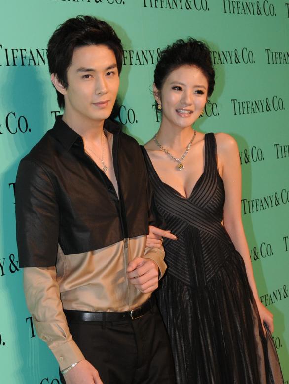 _终于判了！安以轩老公涉案300亿，判13年！当年闪婚的她后悔了吗_终于判了！安以轩老公涉案300亿，判13年！当年闪婚的她后悔了吗