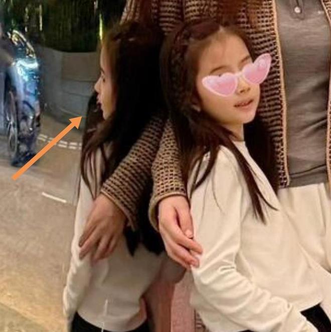 方媛晒女儿街拍被嘲笑，马路都被P歪了，小朋友长得真快__方媛晒女儿街拍被嘲笑，马路都被P歪了，小朋友长得真快