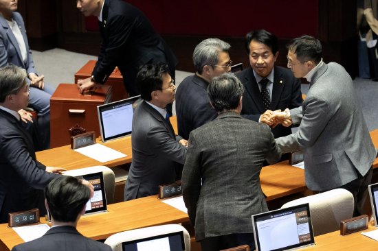 Kim Sang-wook返回会场投票后，受到在野党议员的欢迎。