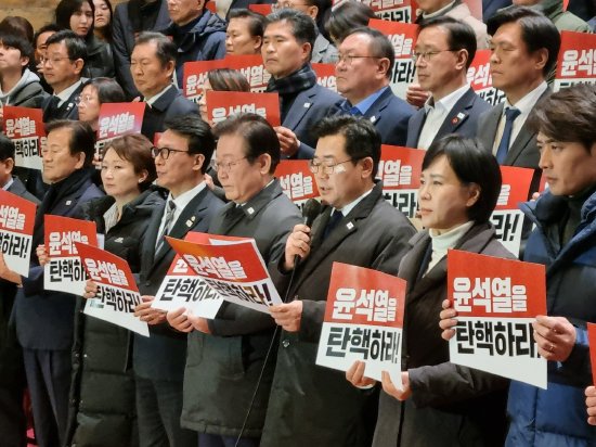 在野党共同民主党党首李在明和党内其他议员