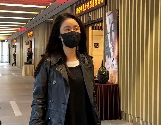 琼瑶告别仪式：奉花芳名录摆着蜡烛，林心如现身殡仪馆见最后一面_琼瑶告别仪式：奉花芳名录摆着蜡烛，林心如现身殡仪馆见最后一面_