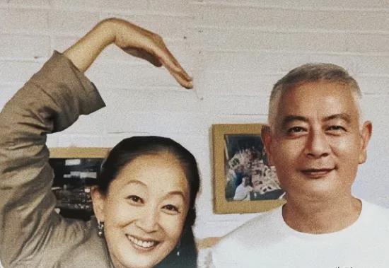 因前妻丁克他选择离婚，与陈瑾相伴20年，如今64岁巫刚后悔了吗?__因前妻丁克他选择离婚，与陈瑾相伴20年，如今64岁巫刚后悔了吗?