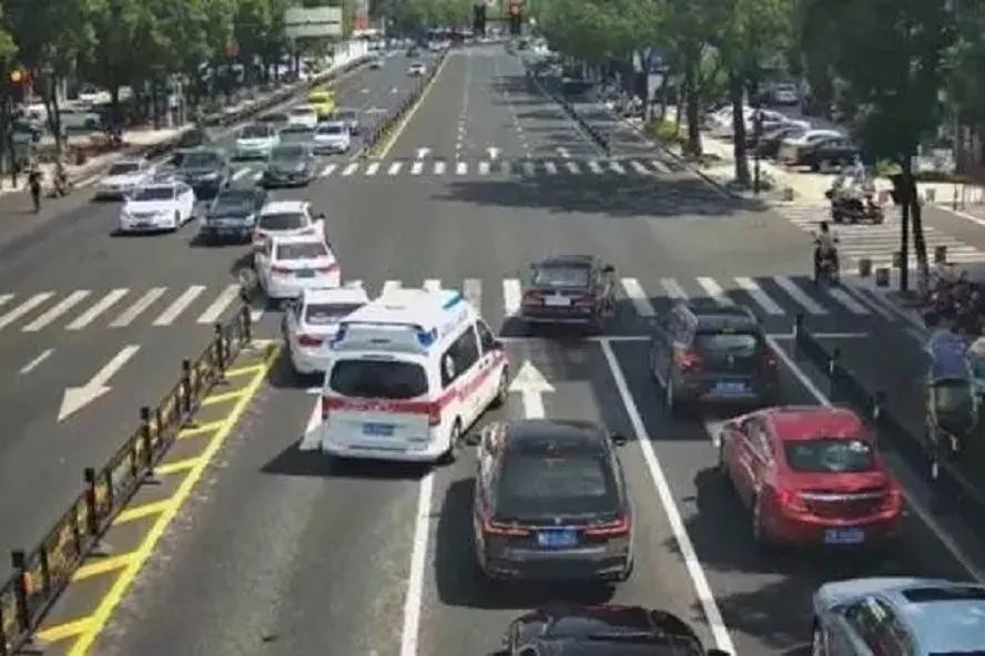 给救护车让道扣6分，为何行政复议不让消分？其实这里头有大讲究__给救护车让道扣6分，为何行政复议不让消分？其实这里头有大讲究