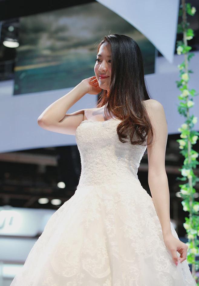 00后美女激渴私房照__首富背后的女人