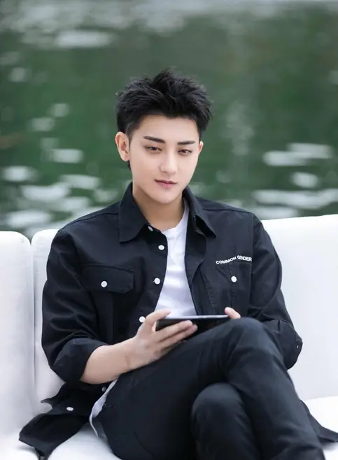 黄子韬直播送车后掉粉超300万？没抽中就取关很伤人，你咋看？__黄子韬直播送车后掉粉超300万？没抽中就取关很伤人，你咋看？
