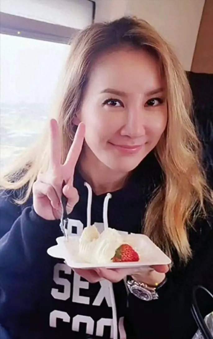 李玟50岁冥诞，墓地前摆放着粉色鲜花，遗作上线歌词惹泪目__李玟50岁冥诞，墓地前摆放着粉色鲜花，遗作上线歌词惹泪目