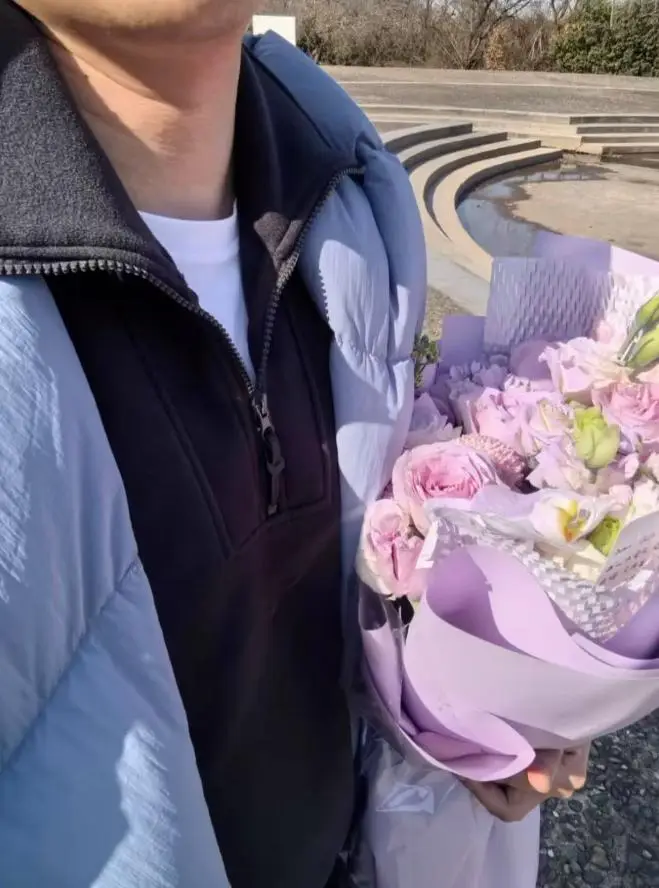 _李玟50岁冥诞，墓地前摆放着粉色鲜花，遗作上线歌词惹泪目_李玟50岁冥诞，墓地前摆放着粉色鲜花，遗作上线歌词惹泪目