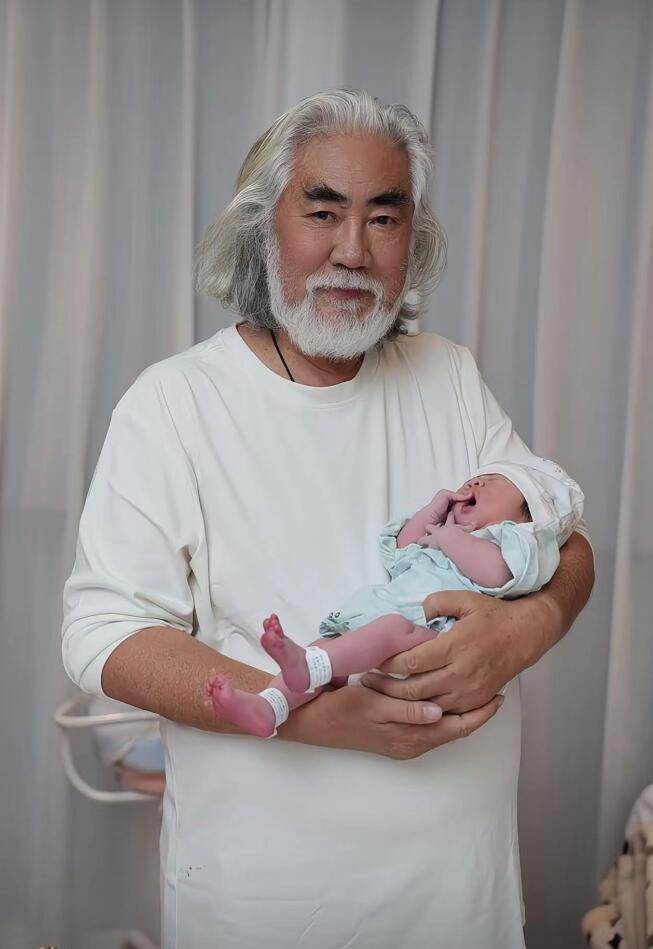 73岁张纪中三胎得女！为43岁杜星霖颁锦旗，亲女儿小脚父爱满满__73岁张纪中三胎得女！为43岁杜星霖颁锦旗，亲女儿小脚父爱满满