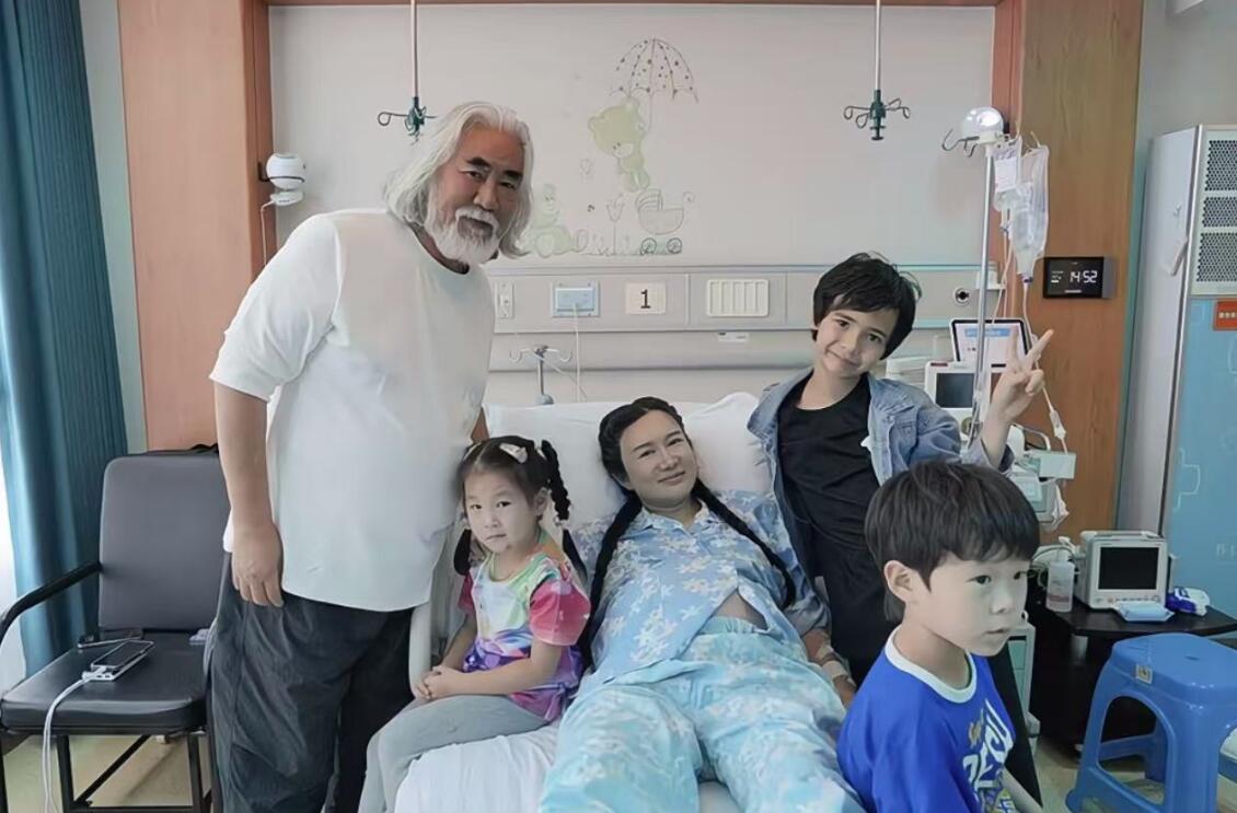 73岁张纪中三胎得女！为43岁杜星霖颁锦旗，亲女儿小脚父爱满满_73岁张纪中三胎得女！为43岁杜星霖颁锦旗，亲女儿小脚父爱满满_