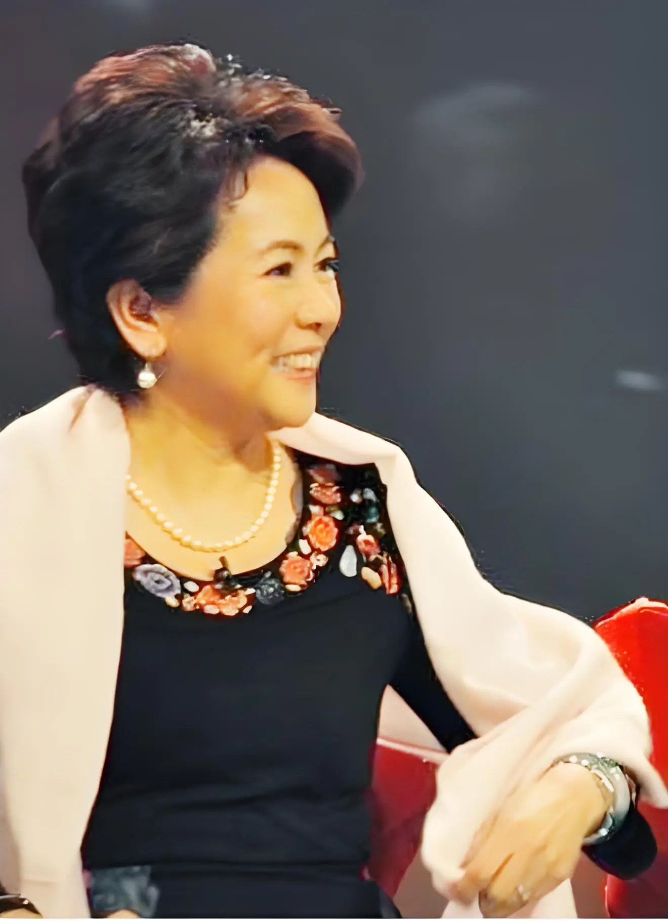 她曾是红极一时的女星，一场官司搅散了爱情，67岁仍未婚__她曾是红极一时的女星，一场官司搅散了爱情，67岁仍未婚