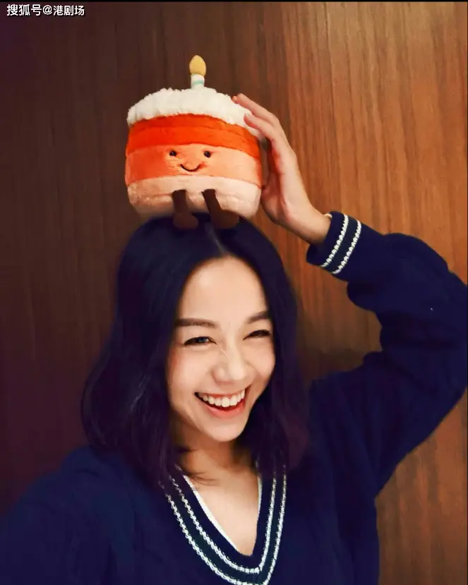 前TVB女星黄心颖36岁生日晒全家福，脸部圆润身形臃肿再惹怀孕揣测__前TVB女星黄心颖36岁生日晒全家福，脸部圆润身形臃肿再惹怀孕揣测