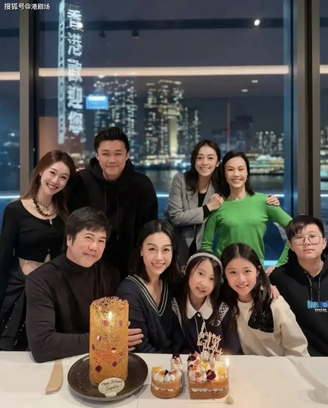 前TVB女星黄心颖36岁生日晒全家福，脸部圆润身形臃肿再惹怀孕揣测__前TVB女星黄心颖36岁生日晒全家福，脸部圆润身形臃肿再惹怀孕揣测