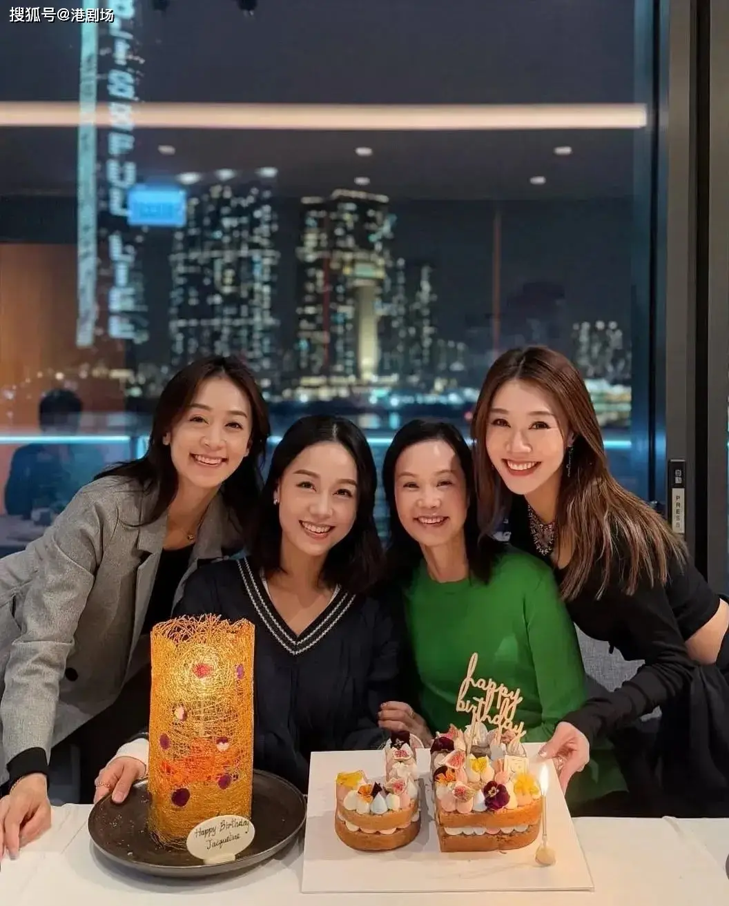 前TVB女星黄心颖36岁生日晒全家福，脸部圆润身形臃肿再惹怀孕揣测_前TVB女星黄心颖36岁生日晒全家福，脸部圆润身形臃肿再惹怀孕揣测_