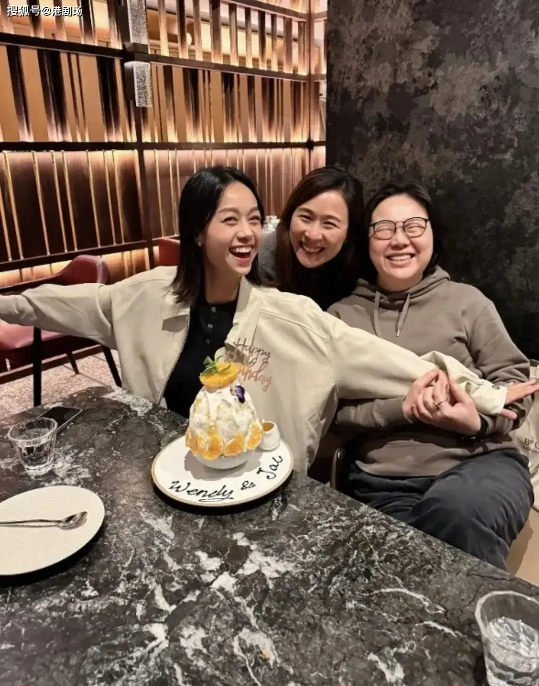 _前TVB女星黄心颖36岁生日晒全家福，脸部圆润身形臃肿再惹怀孕揣测_前TVB女星黄心颖36岁生日晒全家福，脸部圆润身形臃肿再惹怀孕揣测