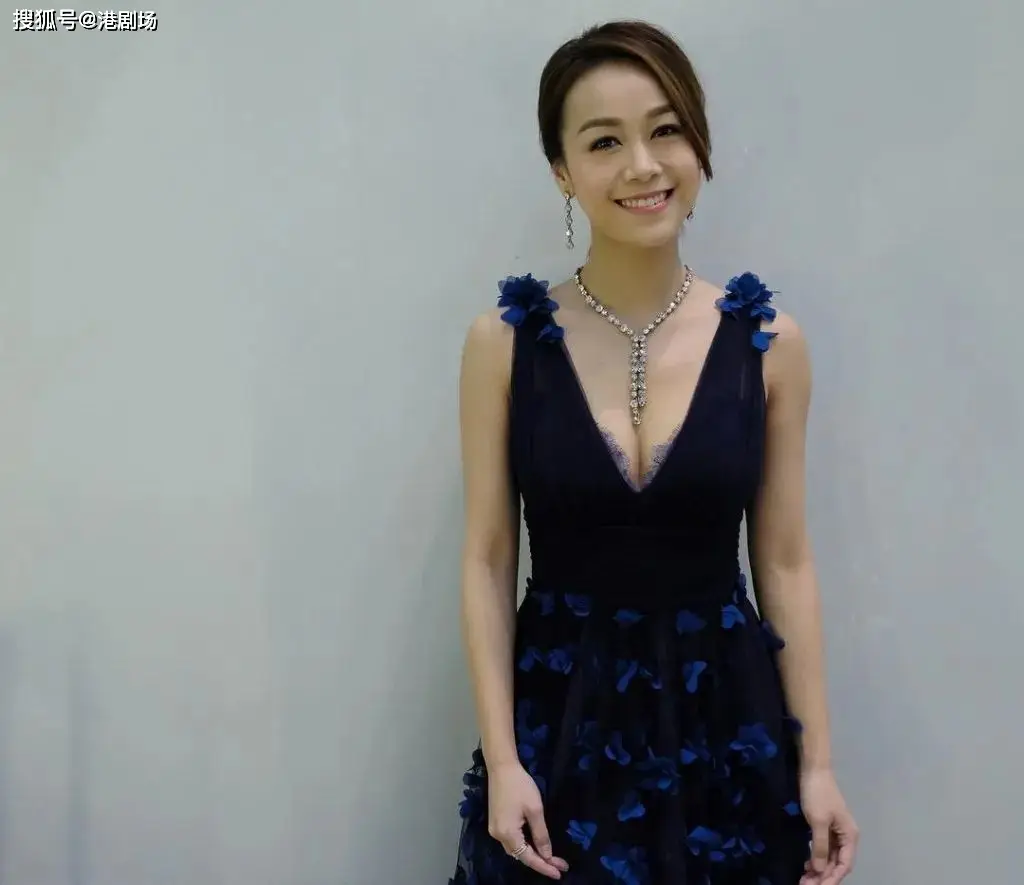 _前TVB女星黄心颖36岁生日晒全家福，脸部圆润身形臃肿再惹怀孕揣测_前TVB女星黄心颖36岁生日晒全家福，脸部圆润身形臃肿再惹怀孕揣测