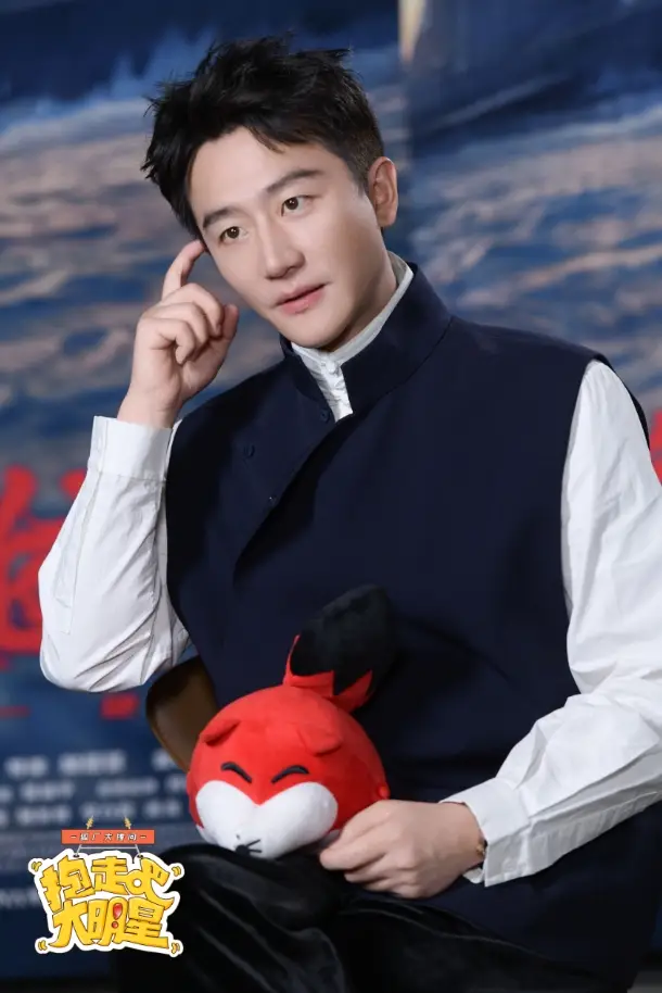 抱走吧！大明星 | 黄轩爆《蛟龙行动》打戏训练了两个月 笑称于适是“白磷性格”_抱走吧！大明星 | 黄轩爆《蛟龙行动》打戏训练了两个月 笑称于适是“白磷性格”_