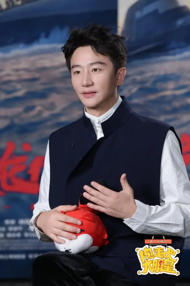 抱走吧！大明星 | 黄轩爆《蛟龙行动》打戏训练了两个月 笑称于适是“白磷性格”_抱走吧！大明星 | 黄轩爆《蛟龙行动》打戏训练了两个月 笑称于适是“白磷性格”_