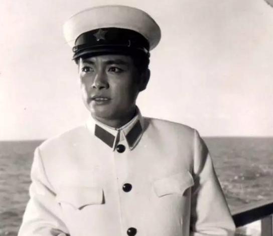 他曾是上影厂门面，中年妻离子散身背巨债！移居美国后胖到认不出__他曾是上影厂门面，中年妻离子散身背巨债！移居美国后胖到认不出