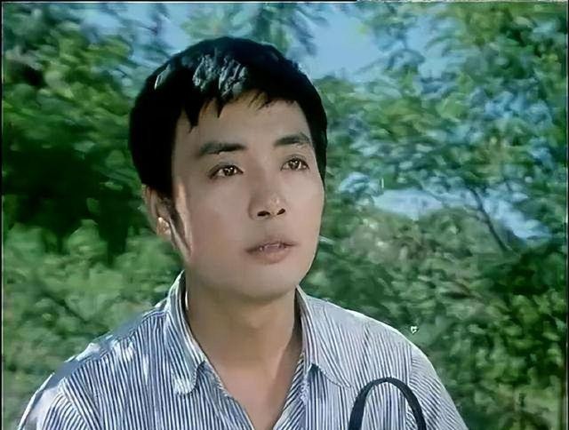 _他曾是上影厂门面，中年妻离子散身背巨债！移居美国后胖到认不出_他曾是上影厂门面，中年妻离子散身背巨债！移居美国后胖到认不出