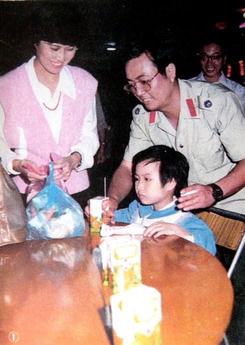 他曾是上影厂门面，中年妻离子散身背巨债！移居美国后胖到认不出__他曾是上影厂门面，中年妻离子散身背巨债！移居美国后胖到认不出