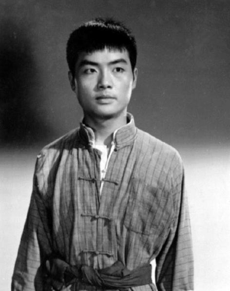 他曾是上影厂门面，中年妻离子散身背巨债！移居美国后胖到认不出_他曾是上影厂门面，中年妻离子散身背巨债！移居美国后胖到认不出_
