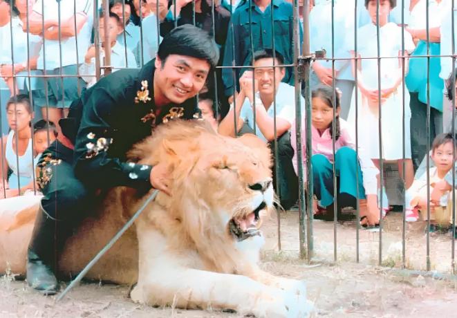 _他曾是上影厂门面，中年妻离子散身背巨债！移居美国后胖到认不出_他曾是上影厂门面，中年妻离子散身背巨债！移居美国后胖到认不出