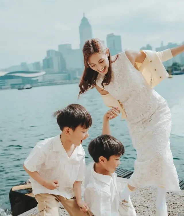 _TVB视帝一家四处拜年人缘佳！已减产做奶爸，港姐妻子转型成网红_TVB视帝一家四处拜年人缘佳！已减产做奶爸，港姐妻子转型成网红
