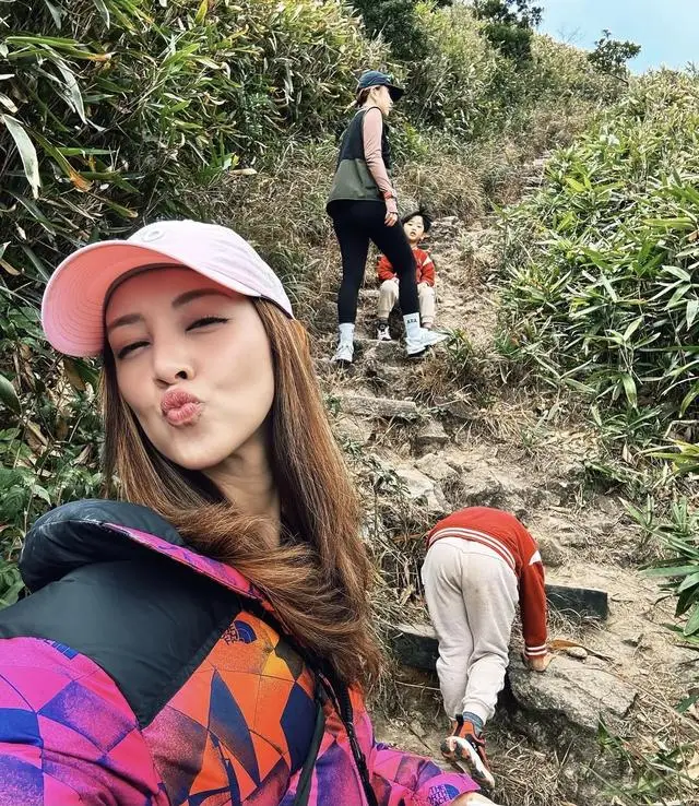 TVB视帝一家四处拜年人缘佳！已减产做奶爸，港姐妻子转型成网红__TVB视帝一家四处拜年人缘佳！已减产做奶爸，港姐妻子转型成网红