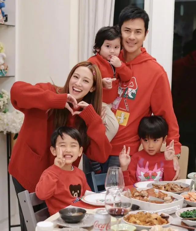 TVB视帝一家四处拜年人缘佳！已减产做奶爸，港姐妻子转型成网红__TVB视帝一家四处拜年人缘佳！已减产做奶爸，港姐妻子转型成网红