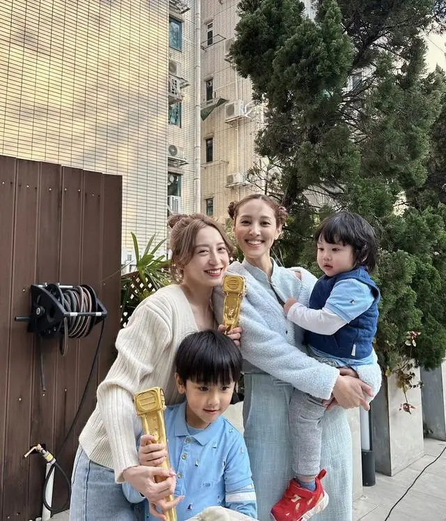 TVB视帝一家四处拜年人缘佳！已减产做奶爸，港姐妻子转型成网红__TVB视帝一家四处拜年人缘佳！已减产做奶爸，港姐妻子转型成网红