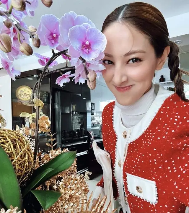 TVB视帝一家四处拜年人缘佳！已减产做奶爸，港姐妻子转型成网红_TVB视帝一家四处拜年人缘佳！已减产做奶爸，港姐妻子转型成网红_