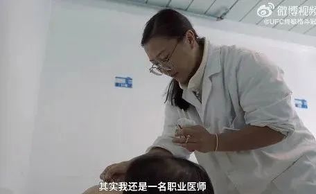 没手没脚的演说家尼克视频__欢乐喜剧人黑哪吒