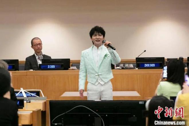 _没手没脚的演说家尼克视频_欢乐喜剧人黑哪吒