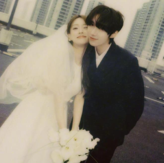 _结婚证词新娘_给新郎新娘发结婚证书