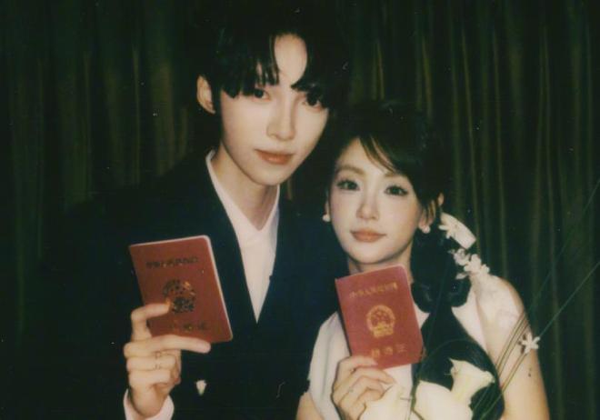 给新郎新娘发结婚证书__结婚证词新娘