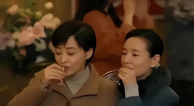 《六姊妹》张秋芳比何家丽过得好，才知她看似恋爱脑，其实最聪明_《六姊妹》张秋芳比何家丽过得好，才知她看似恋爱脑，其实最聪明_