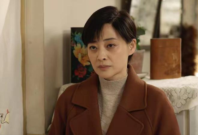 《六姊妹》张秋芳比何家丽过得好，才知她看似恋爱脑，其实最聪明_《六姊妹》张秋芳比何家丽过得好，才知她看似恋爱脑，其实最聪明_