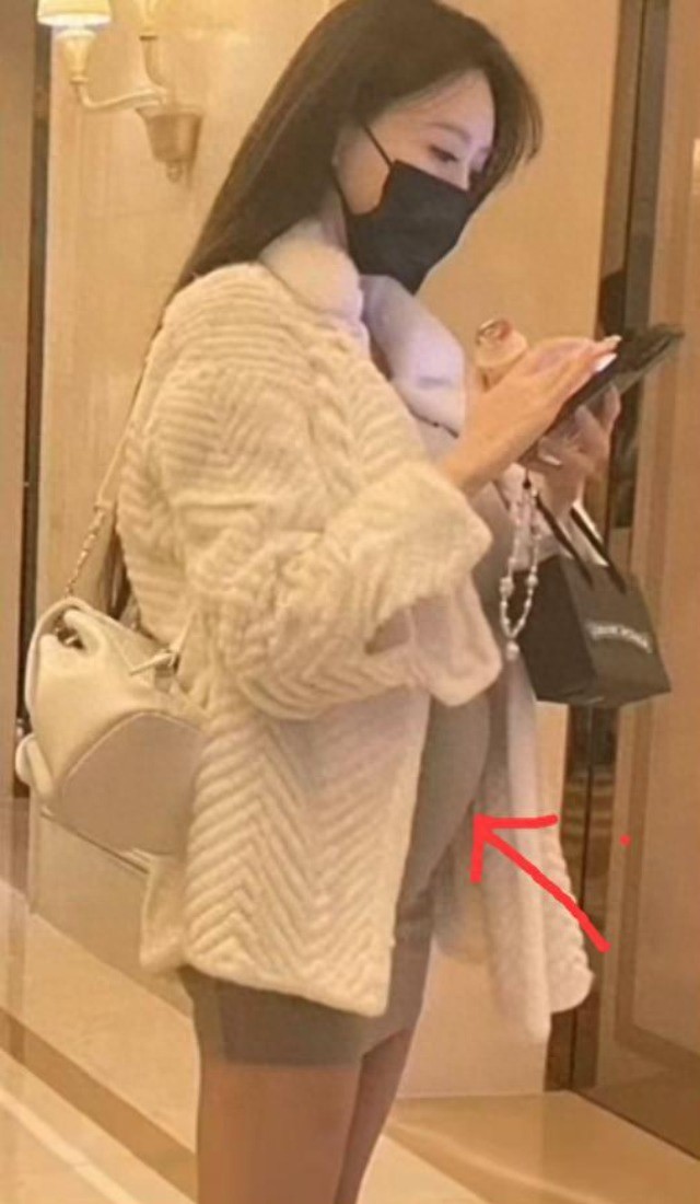 假分手？叶珂挺六月孕肚现身黄晓明寓所单元楼，小腹隆起四肢纤细_假分手？叶珂挺六月孕肚现身黄晓明寓所单元楼，小腹隆起四肢纤细_