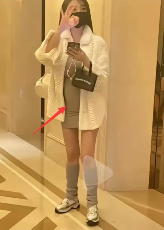 假分手？叶珂挺六月孕肚现身黄晓明寓所单元楼，小腹隆起四肢纤细__假分手？叶珂挺六月孕肚现身黄晓明寓所单元楼，小腹隆起四肢纤细