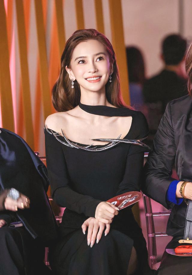 假分手？叶珂挺六月孕肚现身黄晓明寓所单元楼，小腹隆起四肢纤细__假分手？叶珂挺六月孕肚现身黄晓明寓所单元楼，小腹隆起四肢纤细
