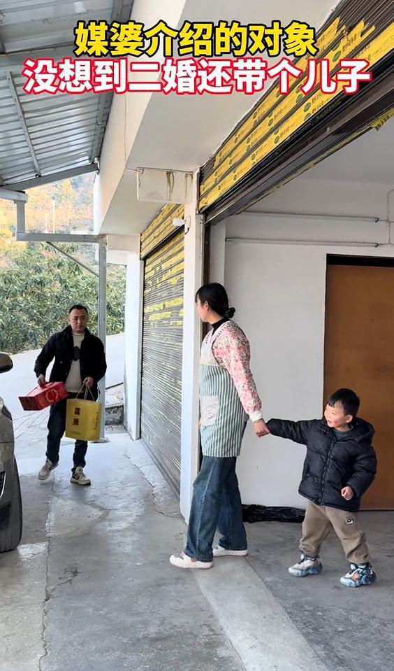 相亲小伙_小伙相亲相中了媒婆视频_