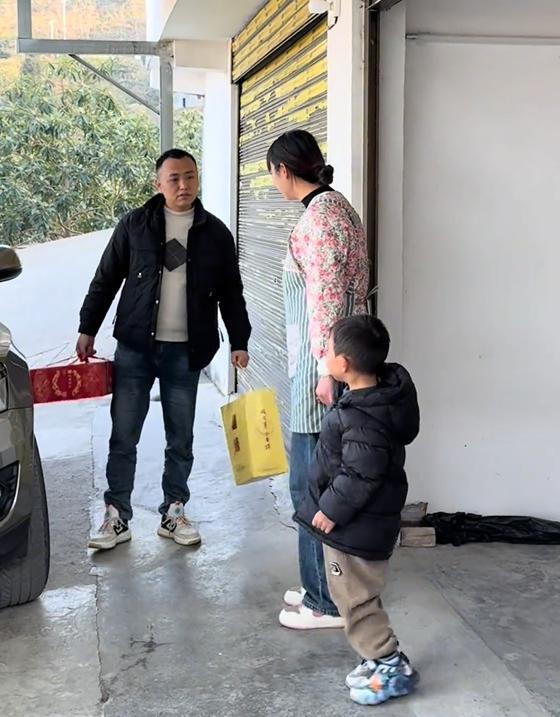 相亲小伙__小伙相亲相中了媒婆视频