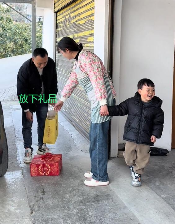_相亲小伙_小伙相亲相中了媒婆视频