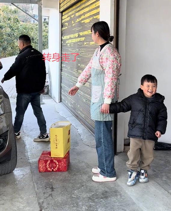 小伙相亲相中了媒婆视频_相亲小伙_
