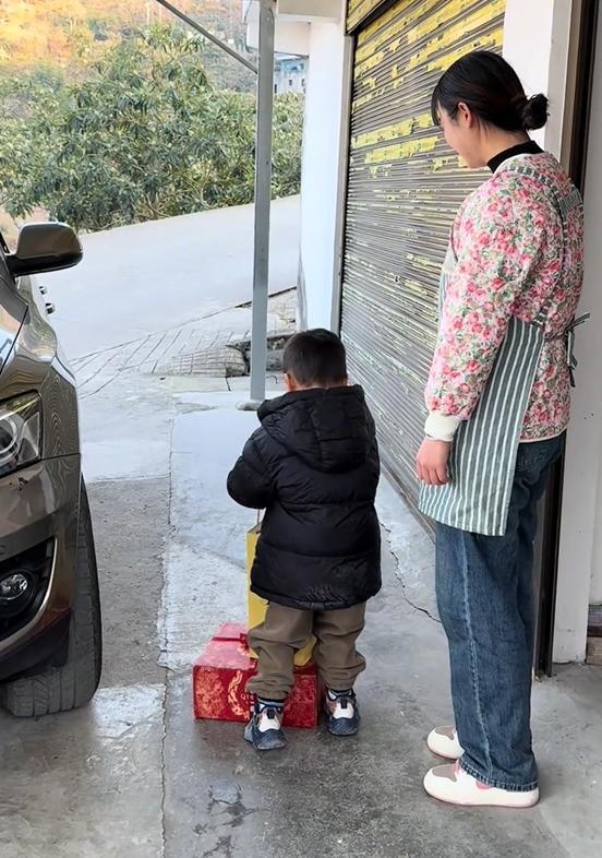 _小伙相亲相中了媒婆视频_相亲小伙