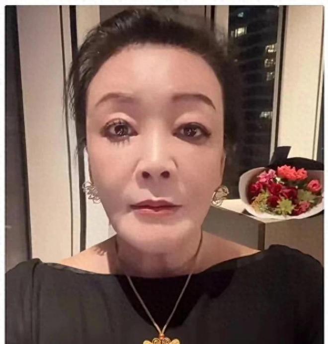 _张兰在日本触景生情，含泪唱《不如见一面》，与S家争斗扳回一局_张兰在日本触景生情，含泪唱《不如见一面》，与S家争斗扳回一局