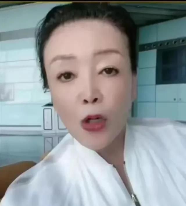 张兰在日本触景生情，含泪唱《不如见一面》，与S家争斗扳回一局__张兰在日本触景生情，含泪唱《不如见一面》，与S家争斗扳回一局