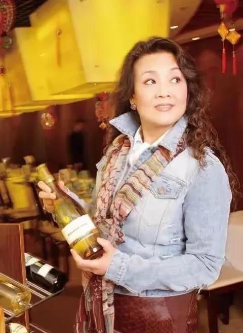 _张兰在日本触景生情，含泪唱《不如见一面》，与S家争斗扳回一局_张兰在日本触景生情，含泪唱《不如见一面》，与S家争斗扳回一局