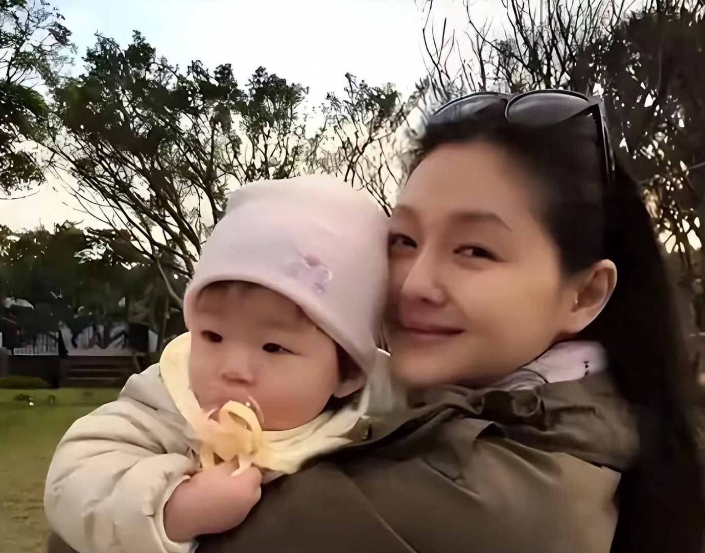 _又要谈判？汪小菲带娇妻重返台湾，大S下葬时间被具俊晔再推后_又要谈判？汪小菲带娇妻重返台湾，大S下葬时间被具俊晔再推后