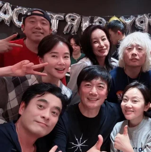 _闫妮54岁生日现场曝光！左小青喝到脸红，辣目洋子默默站后排_闫妮54岁生日现场曝光！左小青喝到脸红，辣目洋子默默站后排